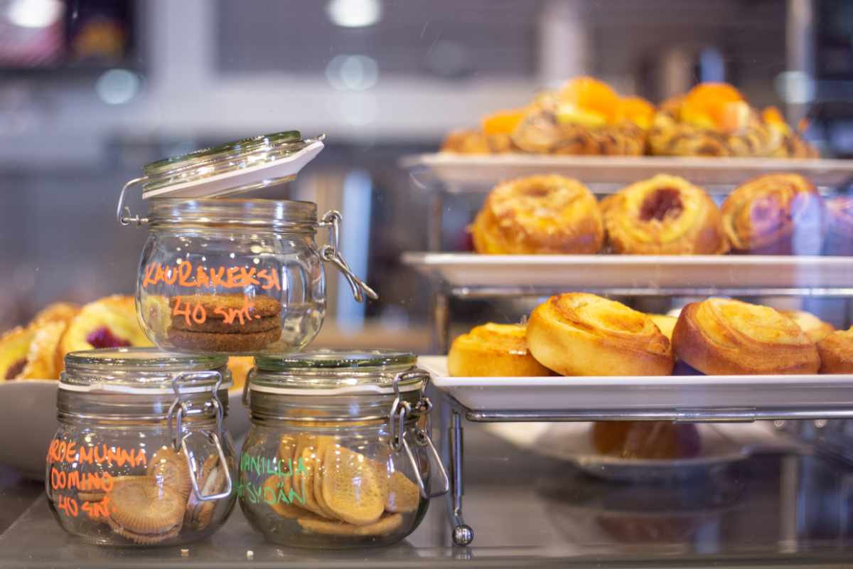 Keksipurkkeja kahvilan tiskillä