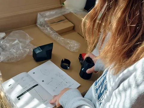 Nainen katsoo kokoamisohjetta.