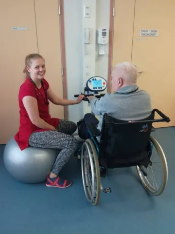 kesätyöntekijä auttaa vanhusta