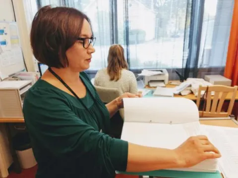 ihminen tekee töitä