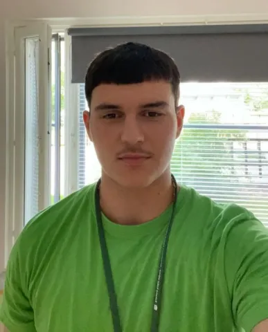 kesäkoululainen katsoo kameraan