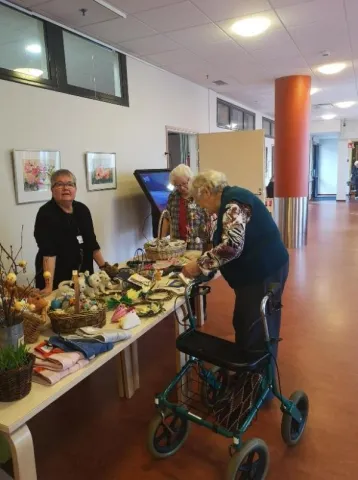 vapaaehtoiset myyvät tuotteitaan Ilolansalossa