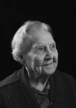 ihminen hymyilee kameraan