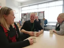 ihmiset ovat kahvitauolla