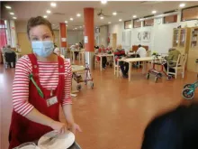 hoiva-avustaja laittaa tiskejä