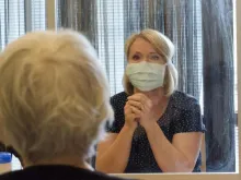 ihminen katsoo kameraan