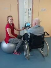 kesätyöntekijä auttaa vanhusta