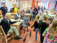 Vanhukset katsovat, kun lapset leikkivät.