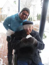 Muistihoitaja ja vanhus poseeraavat kameraan