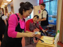 Hoiva-avustajaopiskelija auttaa ruuanlaitossa