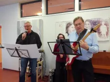 Miehet soittavat ja laulavat