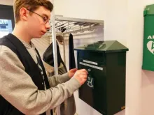 TET- harjoittelija avaa postilaatikkoa