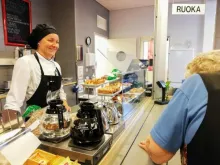 Kokki palvelee asiakasta