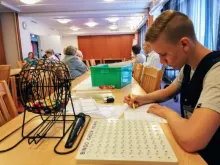 kesäkoululainen pelaa bingoa