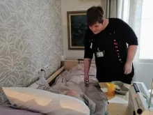 ihminen palvelee asiakasta