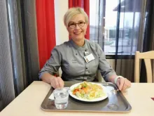 ihminen on kuvassa ja hänellä on ruokaa