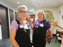 ihmiset poseeraavat kameraan