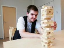 ihminen pelaa huojuvaa tornia