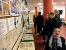 ihmiset katselevat kuvia