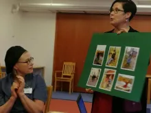 ihmiset poseeraa kameraan