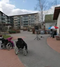 ihmiset ovat parvekekonsertissa