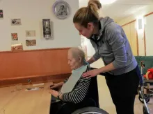 ihminen auttaa ruokalapun asiakkaalle