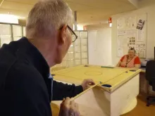 mies ja nainen pelaavat biljardia