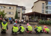 päiväkodin lapset ovat yhdessä isovanhempien kanssa