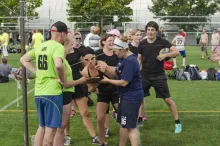 Ihmiset pelaavat lentopalloa