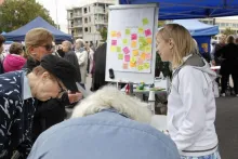 Ihmiset ovat seniorimessuilla