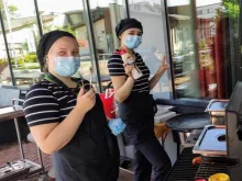 kesäkoululaiset ovat grillaamassa