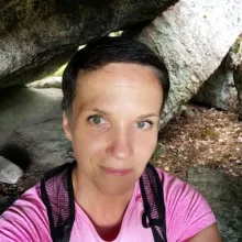 ihminen hymyilee kameraan