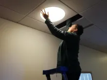 Talonmies vaihtaa lamppua