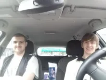 siviilipalvelusmiehet ovat autossa