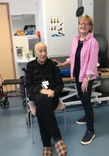 Ihmiset hymyilevät kameraan