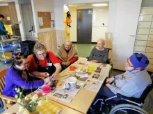 vanhukset askartelevat