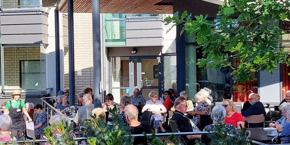 Ihmisiä istuu terassilla kesällä