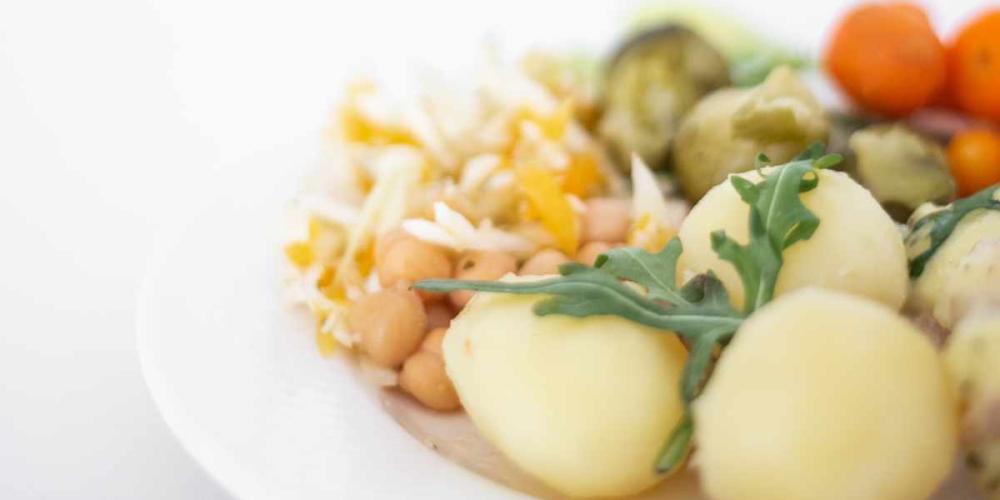 Lautasella on perunoita kasviksia ja lihakastiketta